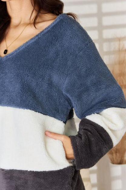 Women Faux Fur Color Block V-Neck Sweater-Vintage Blue Combo | Nowena