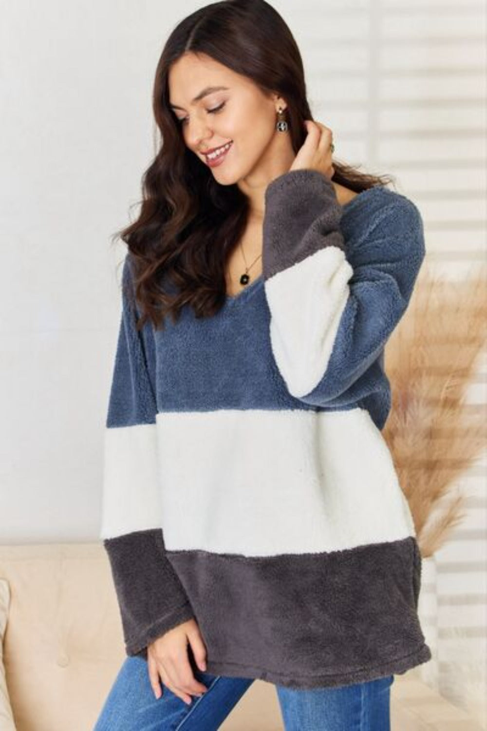 Women Faux Fur Color Block V-Neck Sweater-Vintage Blue Combo | Nowena